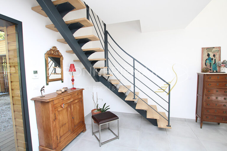 Escalier sur mesure avec limon central – Ferronnerie Maira