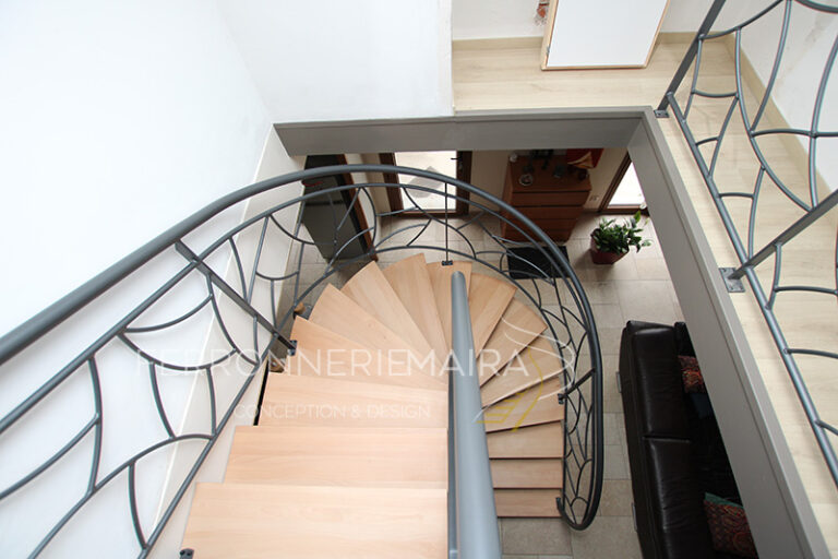 Escalier métallique courbé sur mesure – Ferronnerie Maira