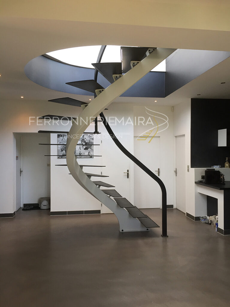 Escalier contemporain avec limon central débillardé – Ferronnerie Maira