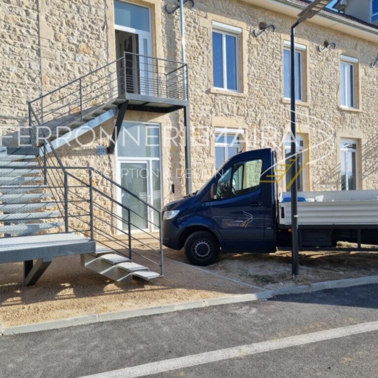 Escalier extérieur haut de gamme marches acier – Ferronnerie Maira